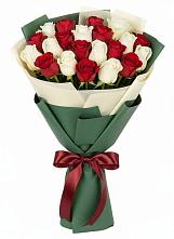 Букет Микс из красных и белых роз в Успенском