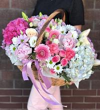 Композиция солнечный день в Успенском Цветочная композиция из Розы, Хризантемы, Пионы и Лизиантусы в корзине в Успенском