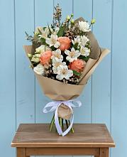 Букет цветов из:  Альстромерии, Лизиантусы, Розы и Хризантемы в Успенском