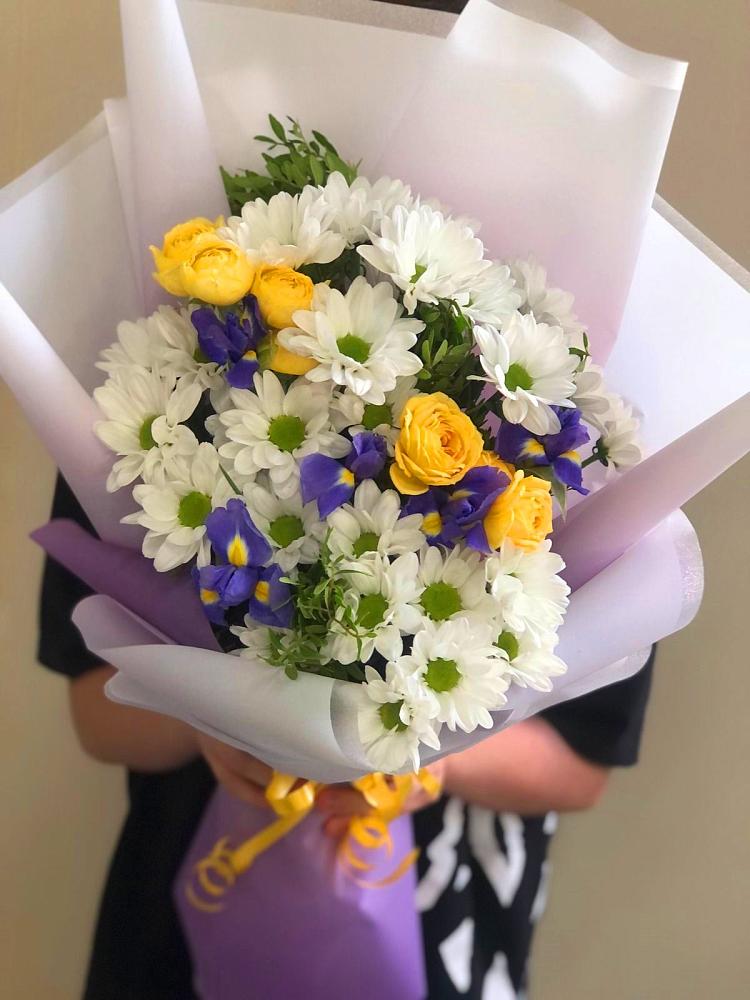 Букет цветов из: Ирисы, Хризантемы и Розы в Успенском