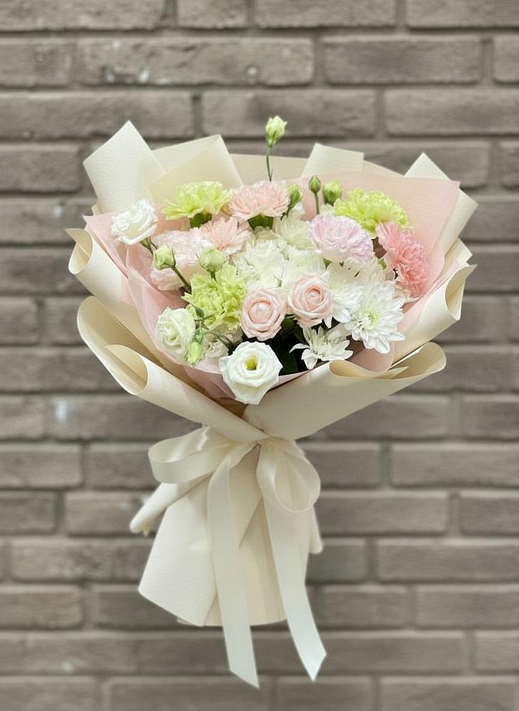 Букет цветов из: Гвоздики, Розы, Лизиантусы и Хризантемы в Успенском