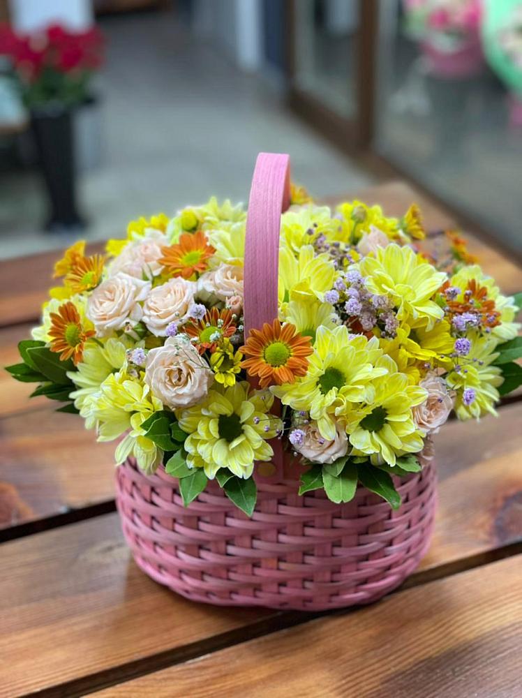 Цветочная композиция из Хризантемы и Розы в корзине в Успенском