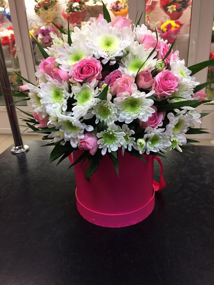 Цветочная композиция из Розы и Хризантемы в шляпной коробке в Успенском