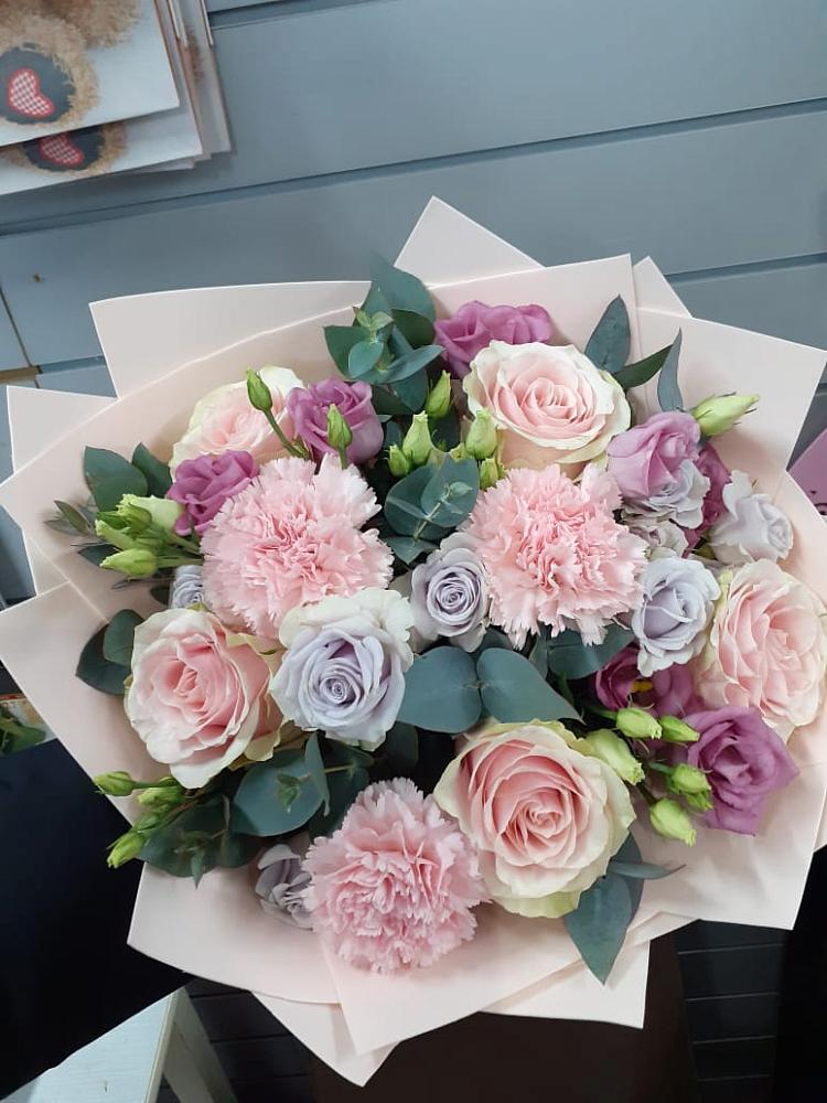 Букет цветов из: Розы, Гвоздики и Лизиантусы в Успенском