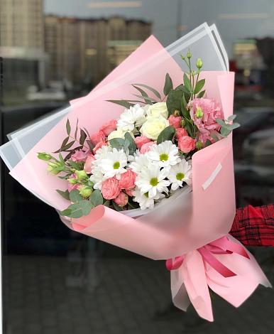 Букет цветов из: Розы, Лизиантусы и Хризантемы в Успенском