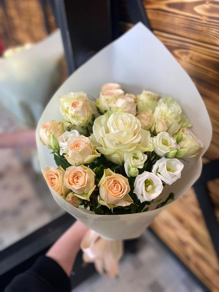 Букет цветов из: Розы и Лизиантусы в Успенском